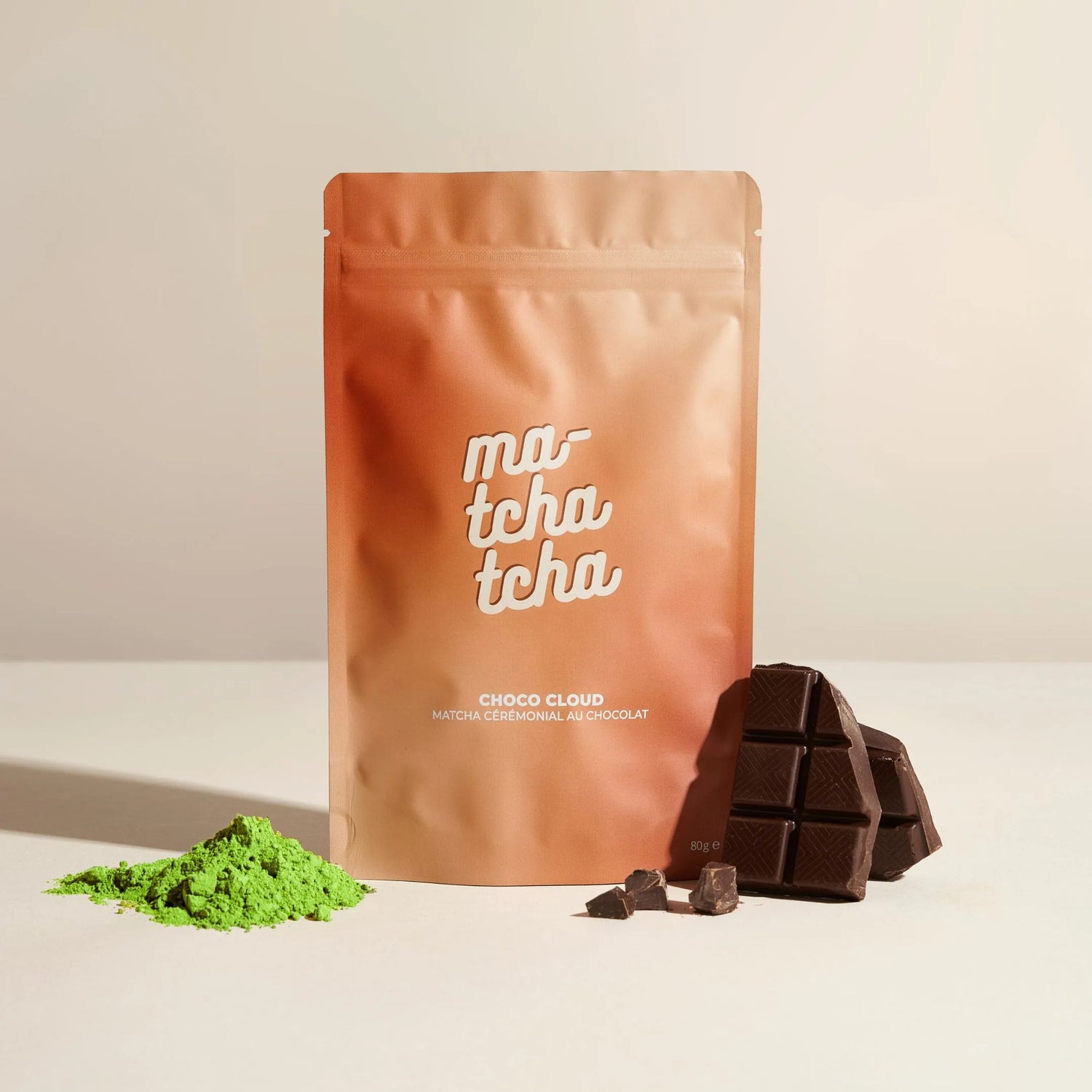 Le sachet de matcha aromatisé au chocolat avec les arômes et la poudre de matcha