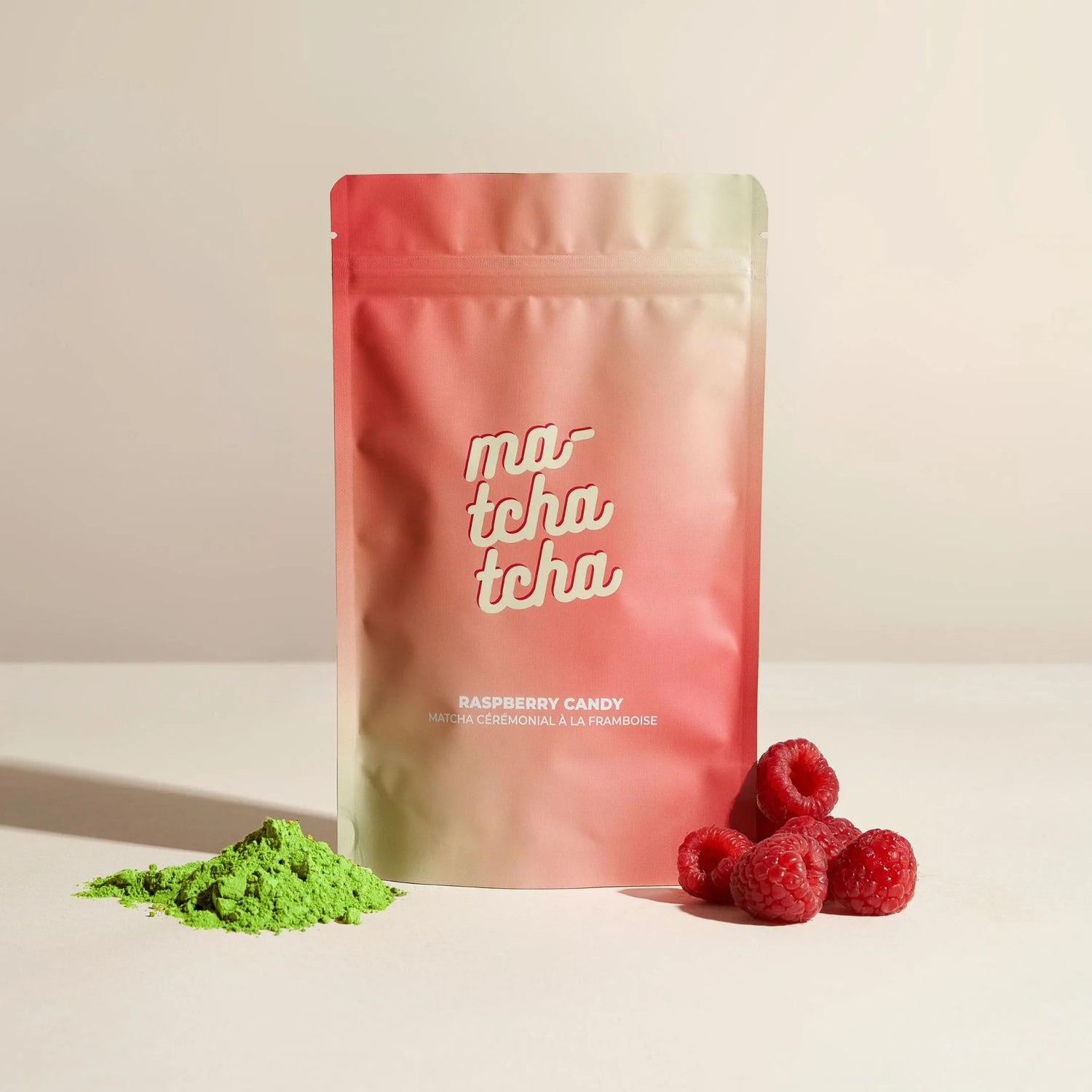 Le sachet de matcha aromatisé à la framboise avec les arômes et la poudre de matcha