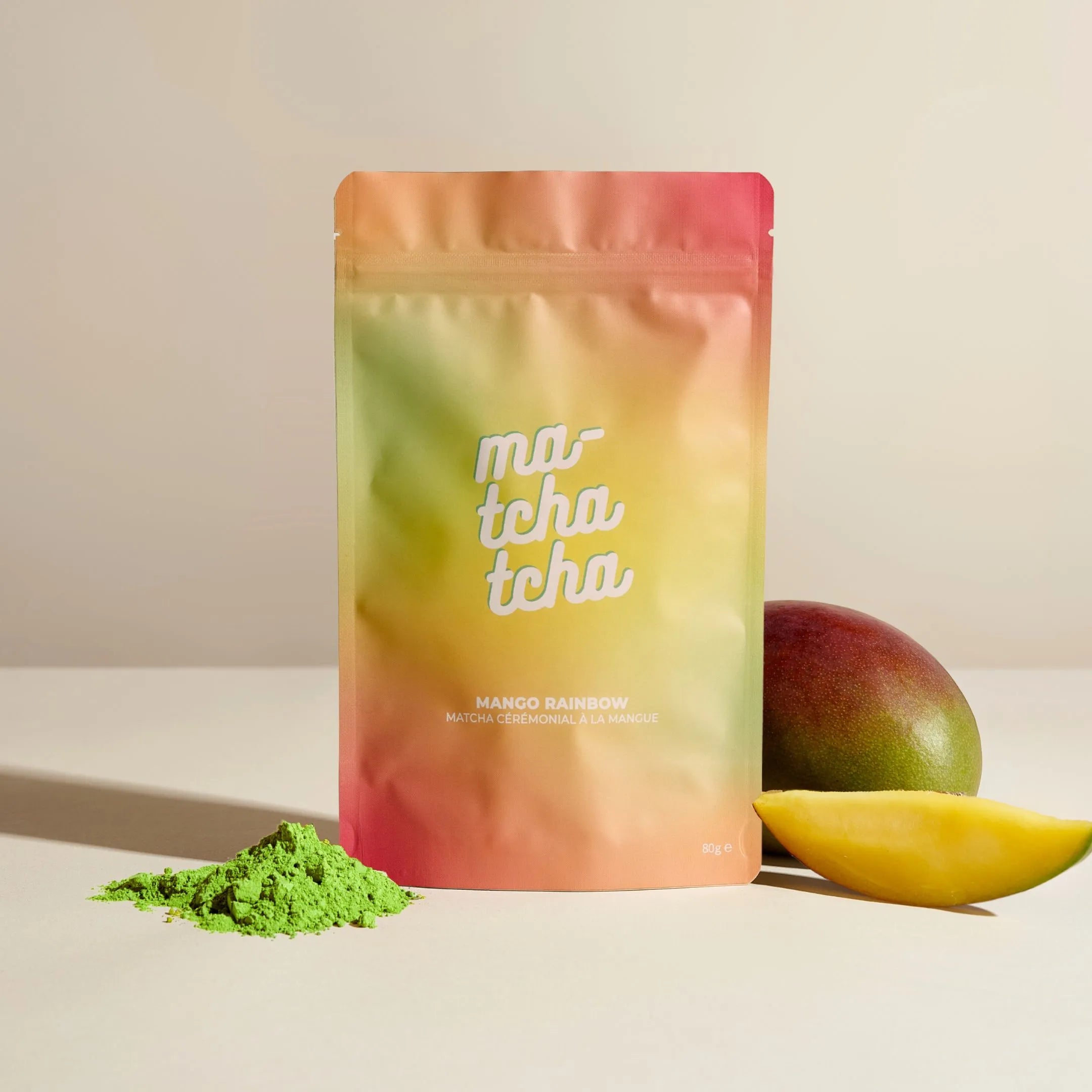 Le sachet de matcha aromatisé à la mangue avec les arômes et la poudre de matcha