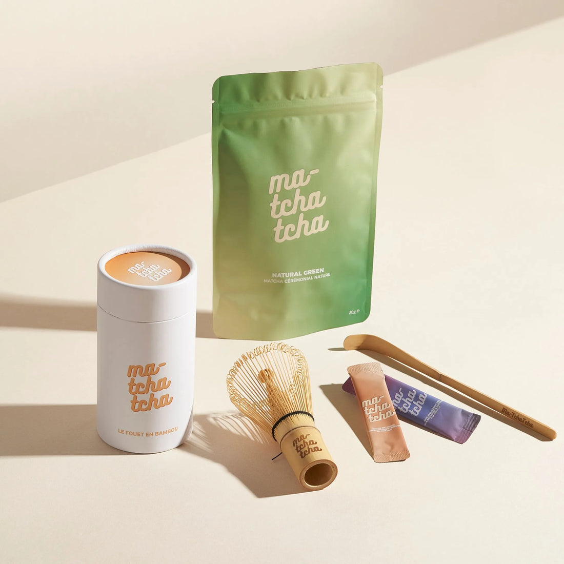 Le sachet de matcha nature avec le pack complet matcha : fouet en bambou, échantillons et cuillère