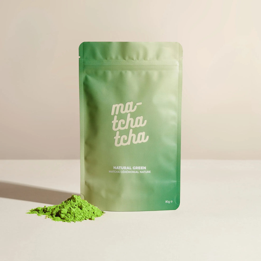 Le sachet de matcha nature avec la poudre de matcha