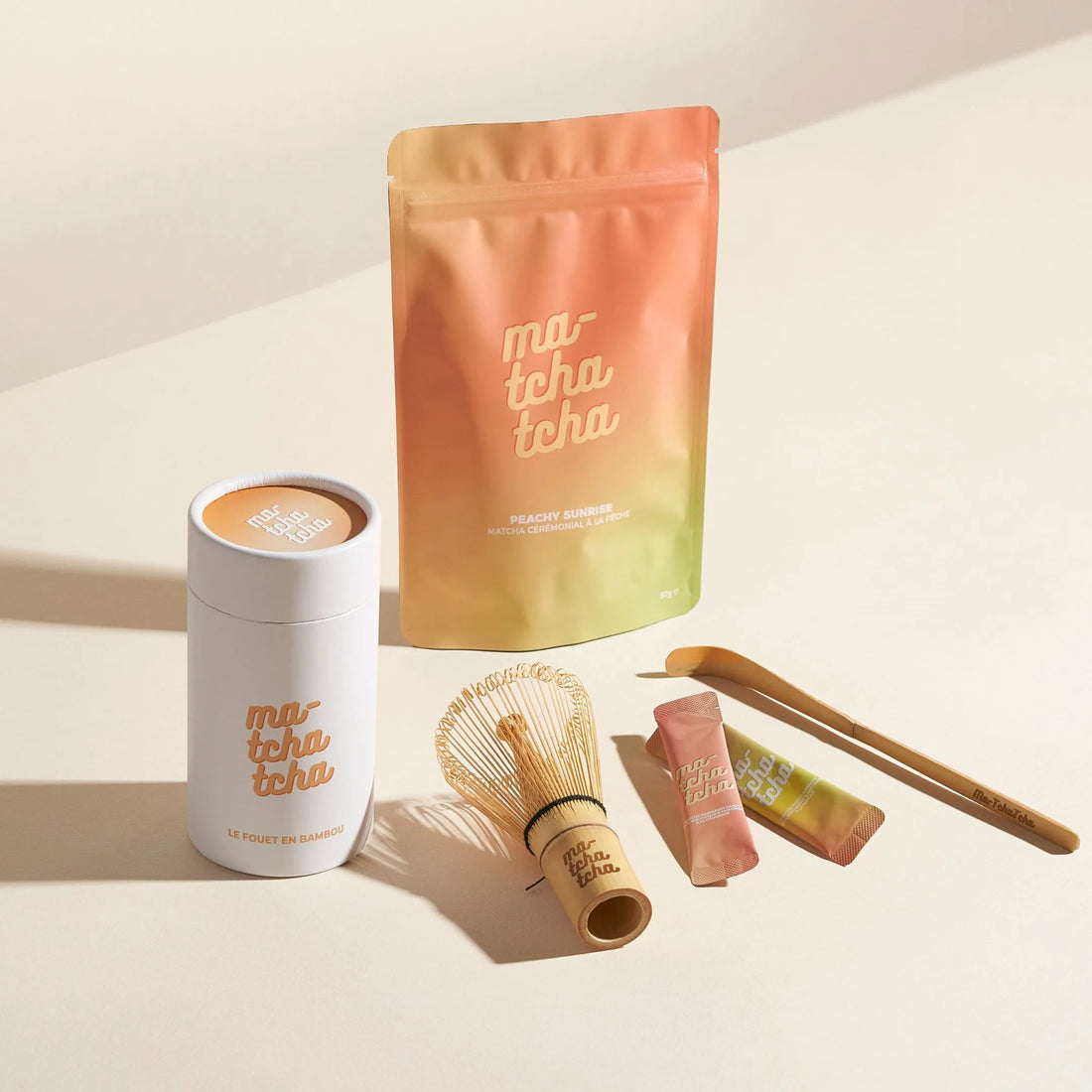 Le sachet de matcha pêche avec le pack complet matcha : fouet en bambou, échantillons et cuillère