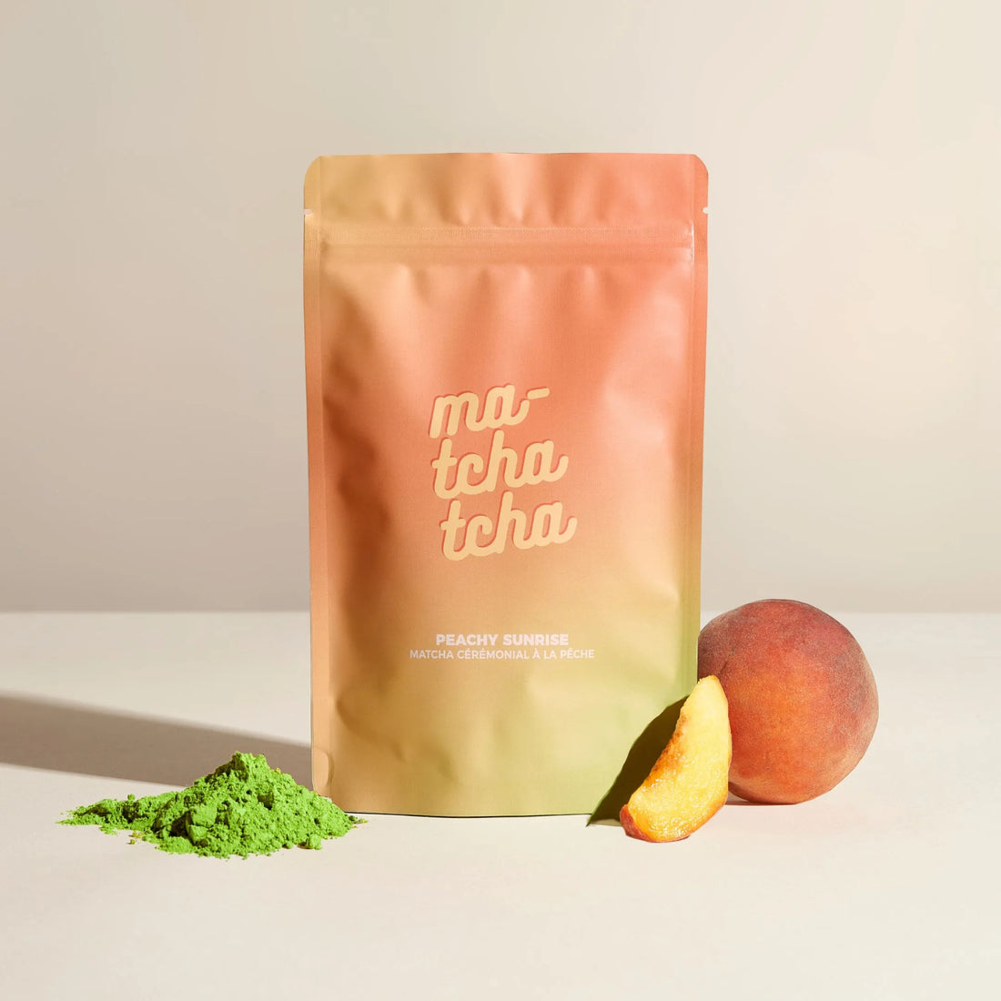 Le sachet de matcha aromatisé à la pêche avec les arômes et la poudre de matcha