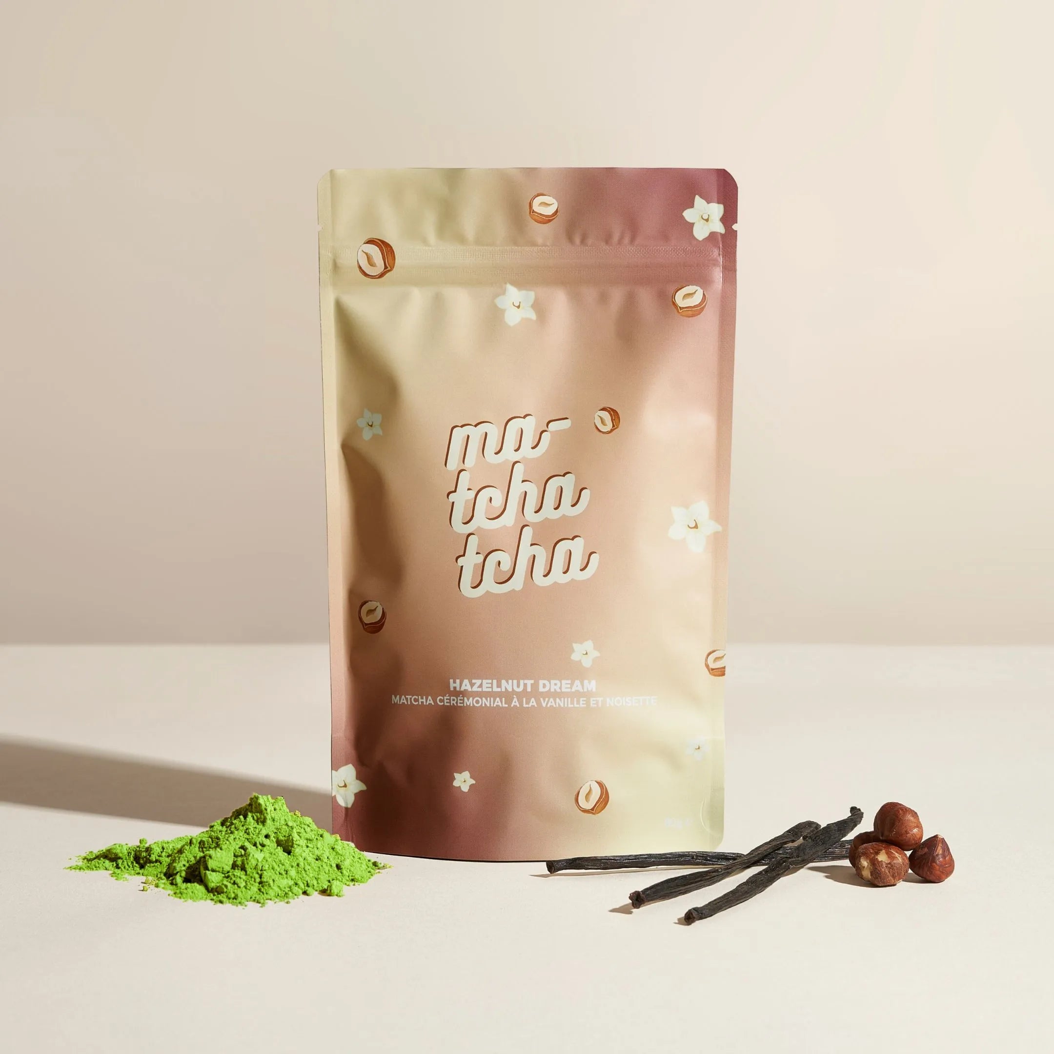 Le sachet de matcha aromatisé à la vanille et à la noisette avec les arômes et la poudre de matcha