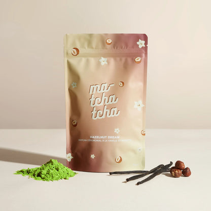 Le sachet de matcha aromatisé à la vanille et à la noisette avec les arômes et la poudre de matcha