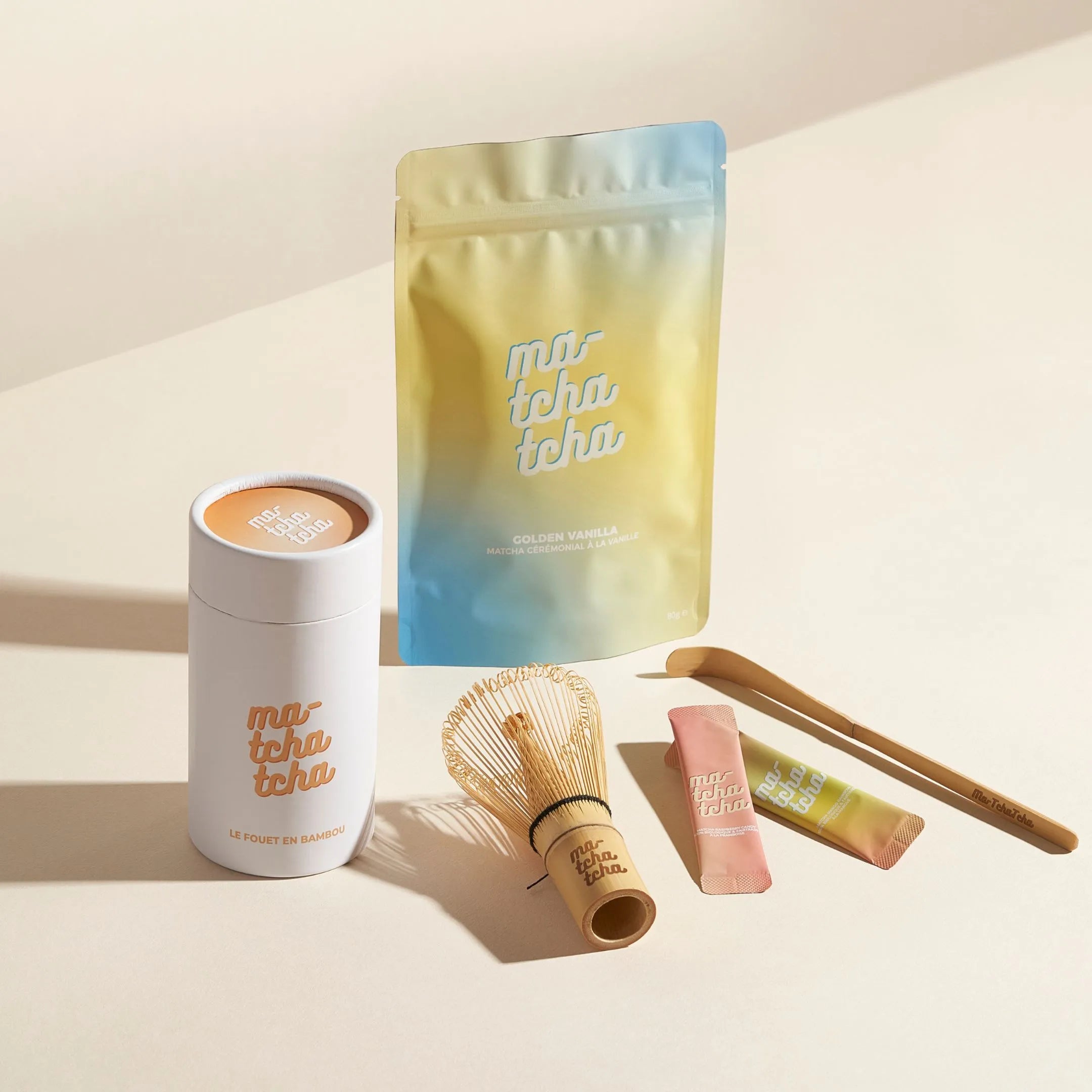 Le sachet de matcha vanille avec le pack complet matcha : fouet en bambou, échantillons et cuillère