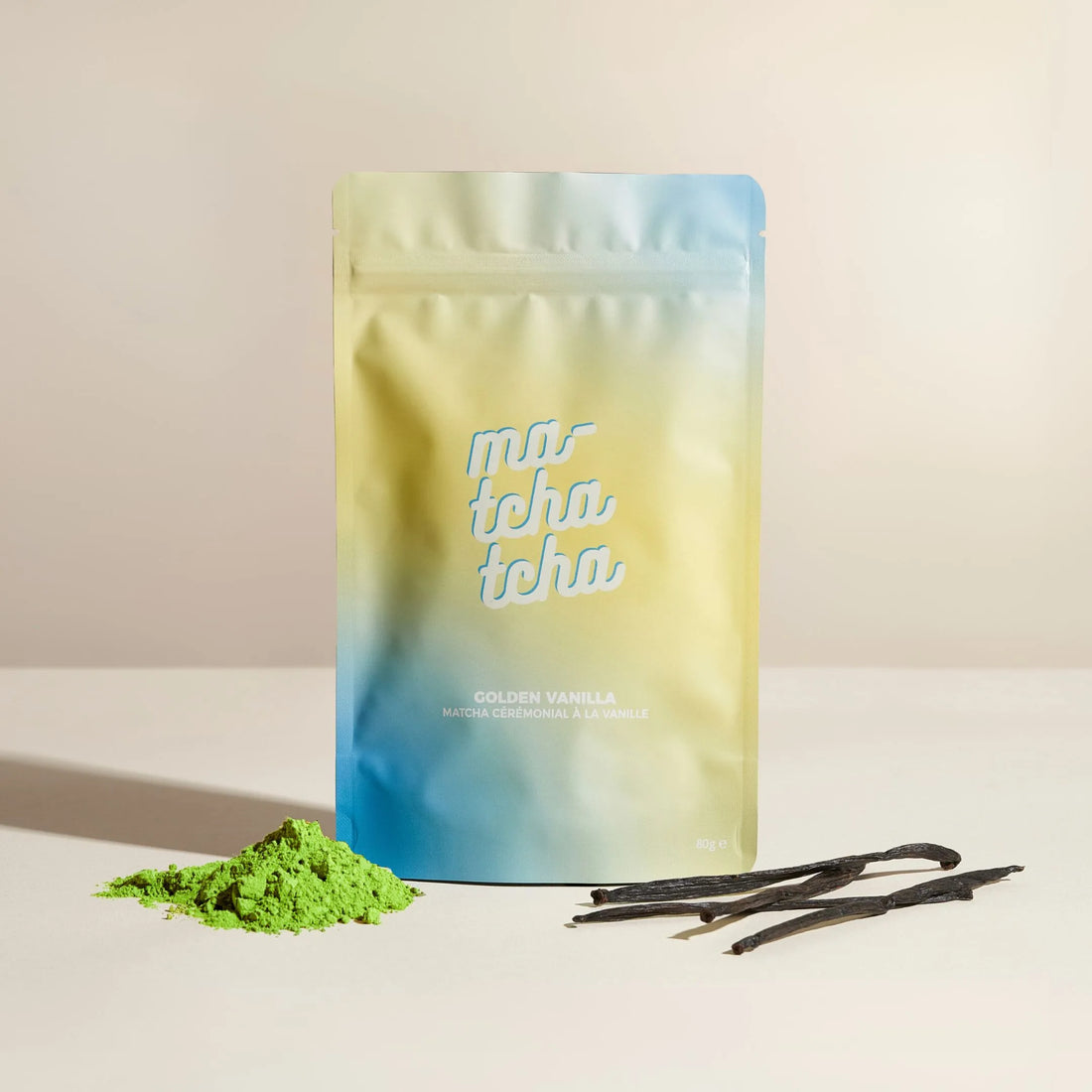 Le sachet de matcha aromatisé à la vanille avec les arômes et la poudre de matcha