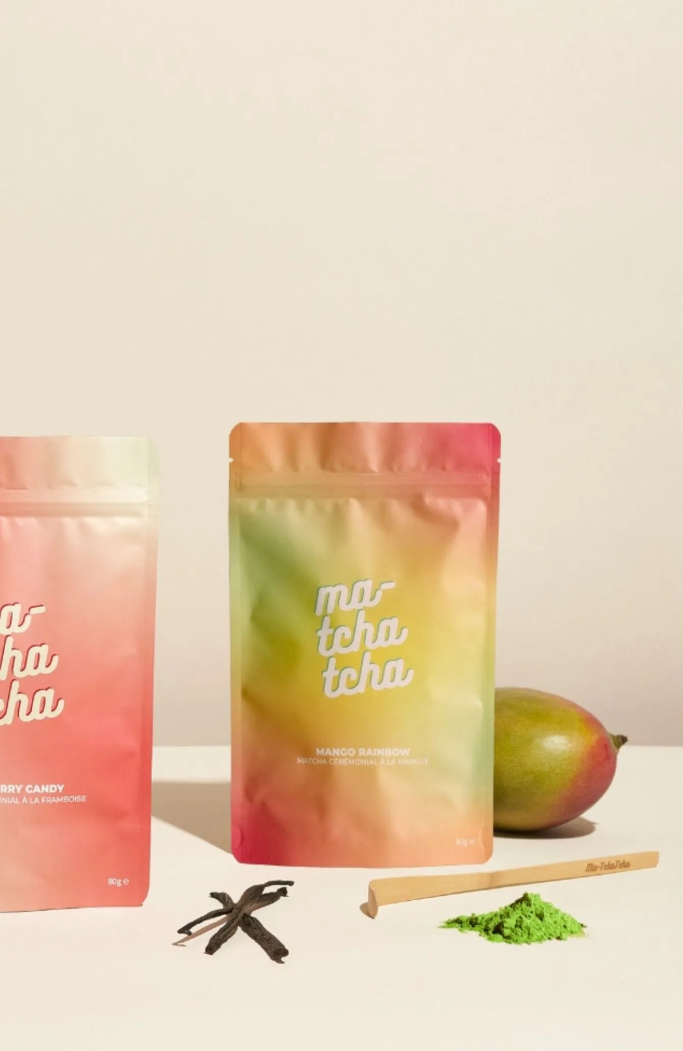 Le thé matcha cérémonial avec la cuillière et les arômes